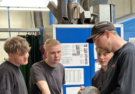 3_Tre elever med underviser på HEGs nye smedeuddannelse i Hobro.JPEG